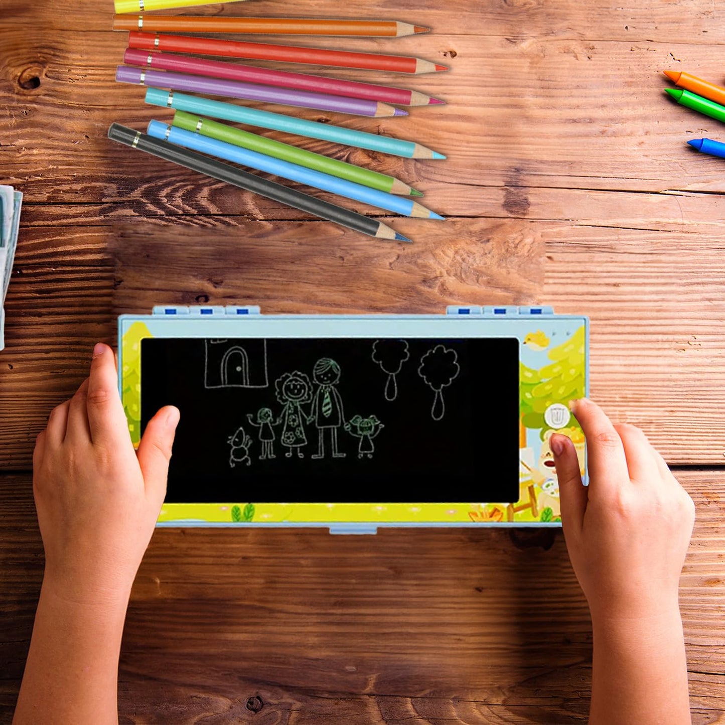 ESTUCHE PARA LÁPICES CON TABLERO LCD